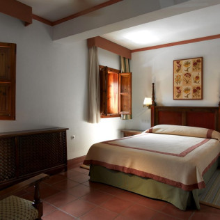Escapada con Desayuno y Comida o Cena para dos personas en Parador de Cazorla (Jaén)