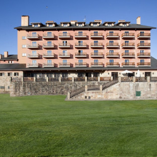 Escapada con Desayuno y Comida o Cena para dos personas en Parador de Cervera de Pisuerga (Palencia)
