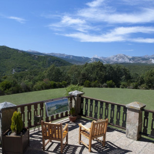 Escapada con Desayuno y Comida o Cena para dos personas en Parador de Cervera de Pisuerga (Palencia)
