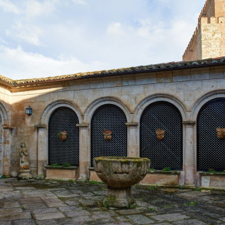Escapada con Desayuno y Comida o Cena para dos personas en Parador de Ciudad Rodrigo (Salamanca)
