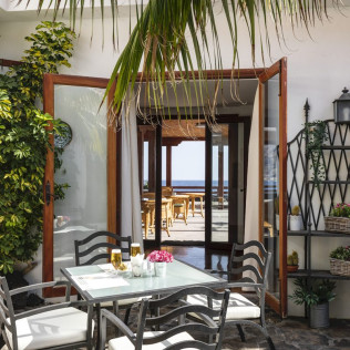 Escapada con Desayuno y Comida o Cena para dos personas en Parador de El Hierro (Santa Cruz de Tenerife)
