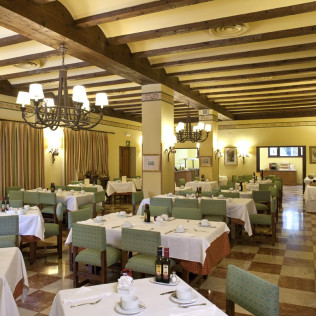 Escapada con Desayuno y Comida o Cena para dos personas en Parador de Fuente Dé (Cantabria)