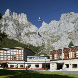 Escapada con Desayuno y Comida o Cena para dos personas en Parador de Fuente Dé (Cantabria)