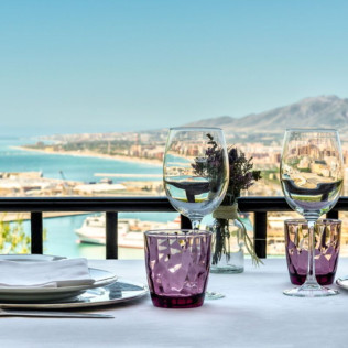Mesa para dos: Comida o Cena para dos personas en Parador de Málaga Gibralfaro (Málaga)