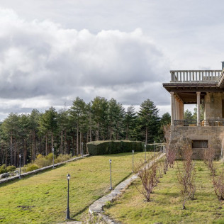 Escapada con Desayuno y Comida o Cena para dos personas en Parador de Gredos (Ávila)