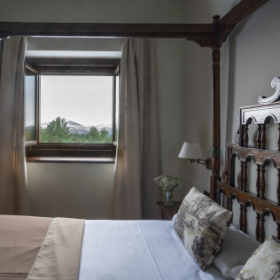 Escapada con Desayuno y Comida o Cena para dos personas en Parador de Gredos (Ávila)