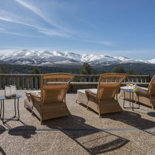 Escapada con Desayuno y Comida o Cena para dos personas en Parador de Gredos (Ávila)