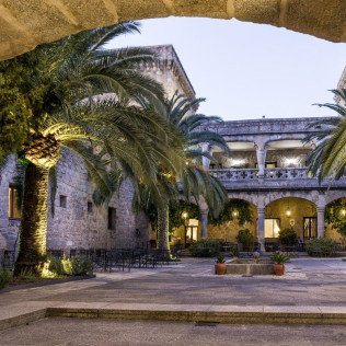 Escapada con Desayuno y Comida o Cena para dos personas en Parador de Jarandilla de la Vera (Cáceres)