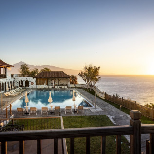 Escapada con Desayuno y Comida o Cena para dos personas en Parador de La Gomera (Santa Cruz de Tenerife)