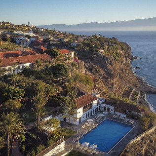 Escapada con Desayuno y Comida o Cena para dos personas en Parador de La Gomera (Santa Cruz de Tenerife)