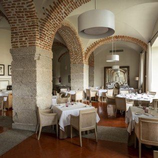Escapada con Desayuno y Comida o Cena para dos personas en Parador de La Granja (Segovia)