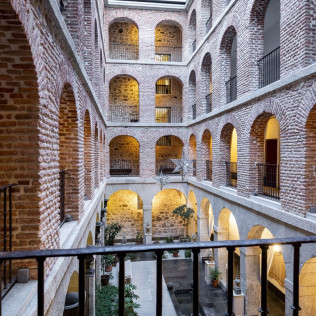 Escapada con Desayuno y Comida o Cena para dos personas en Parador de La Granja (Segovia)