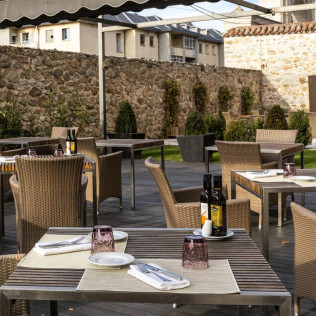 Escapada con Desayuno y Comida o Cena para dos personas en Parador de La Granja (Segovia)