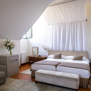 Escapada con Desayuno y Comida o Cena para dos personas en Parador de La Granja (Segovia)