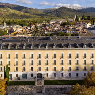 Escapada con Desayuno y Comida o Cena para dos personas en Parador de La Granja (Segovia)