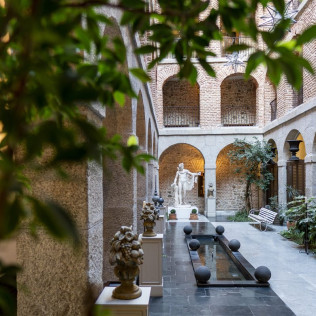 Escapada con Desayuno y Comida o Cena para dos personas en Parador de La Granja (Segovia)