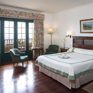 Escapada con Desayuno y Comida o Cena para dos personas en Parador de La Palma (Santa Cruz de Tenerife)