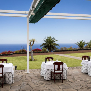 Escapada con Desayuno y Comida o Cena para dos personas en Parador de La Palma (Santa Cruz de Tenerife)
