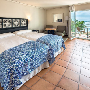 Escapada con Desayuno y Comida o Cena para dos personas en Parador de Málaga Gibralfaro (Málaga)