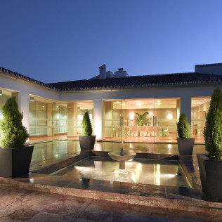 Escapada con Desayuno y Comida o Cena para dos personas en Parador de Málaga Golf (Málaga) 