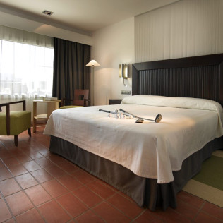 Escapada con Desayuno y Comida o Cena para dos personas en Parador de Málaga Golf (Málaga) 