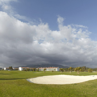 Escapada con Desayuno y Comida o Cena para dos personas en Parador de Málaga Golf (Málaga) 