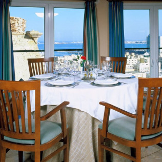 Escapada con Desayuno y Comida o Cena para dos personas en Parador de Melilla (Melilla)