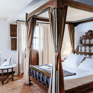 Escapada con Desayuno y Comida o Cena para dos personas en Parador de Mérida (Badajoz)