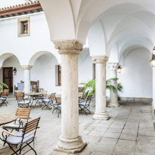 Escapada con Desayuno y Comida o Cena para dos personas en Parador de Mérida (Badajoz)
