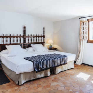 Escapada con Desayuno y Comida o Cena para dos personas en Parador de Mérida (Badajoz)