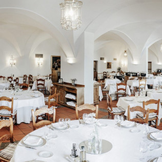 Escapada con Desayuno y Comida o Cena para dos personas en Parador de Mérida (Badajoz)