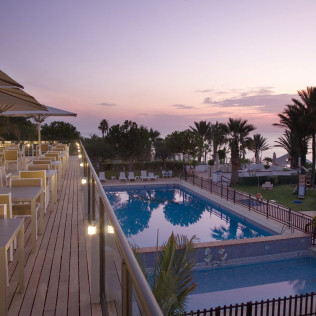 Escapada con Desayuno y Comida o Cena para dos personas en Parador de Mojácar (Almería)