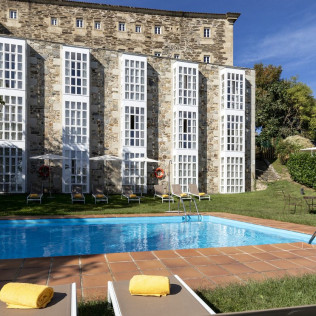 Escapada con Desayuno y Comida o Cena para dos personas en Parador de Monforte de Lemos (Lugo)