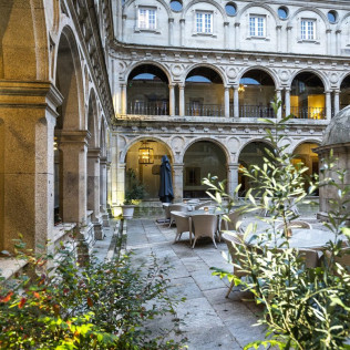 Escapada con Desayuno y Comida o Cena para dos personas en Parador de Monforte de Lemos (Lugo)