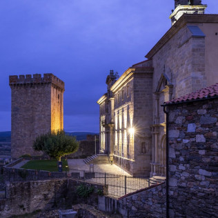 Escapada con Desayuno y Comida o Cena para dos personas en Parador de Monforte de Lemos (Lugo)
