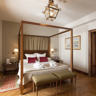 Escapada con Desayuno y Comida o Cena para dos personas en Parador de Ribadeo (Lugo)