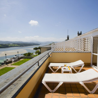 Escapada con Desayuno y Comida o Cena para dos personas en Parador de Ribadeo (Lugo)