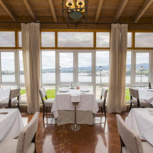 Escapada con Desayuno y Comida o Cena para dos personas en Parador de Ribadeo (Lugo)