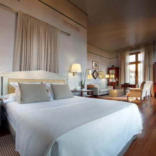 Escapada con Desayuno y Comida o Cena para dos personas en Parador de Ronda (Málaga) 