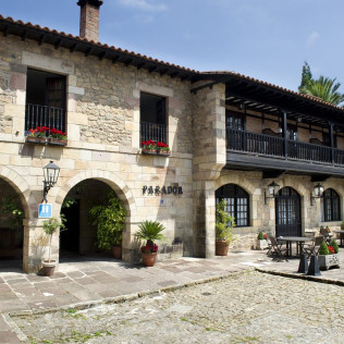 Escapada con Desayuno y Comida o Cena para dos personas en Parador de Santillana del Mar (Cantabria)
