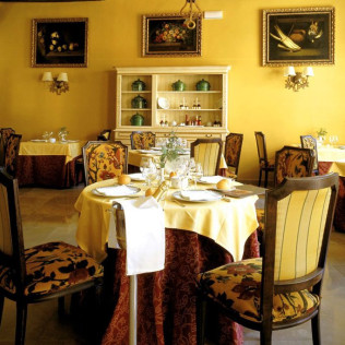 Escapada con Desayuno y Comida o Cena para dos personas en Parador de Santillana del Mar (Cantabria)