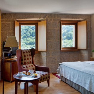 Escapada con Desayuno y Comida o Cena para dos personas en Parador de Santo Estevo (Ourense)