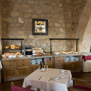 Escapada con Desayuno y Comida o Cena para dos personas en Parador de Sigüenza (Guadalajara)