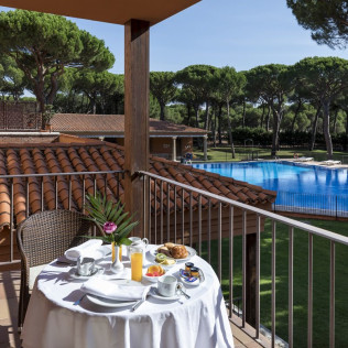 Escapada con Desayuno y Comida o Cena para dos personas en Parador de Tordesillas (Valladolid)