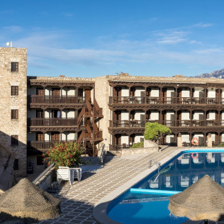 Escapada con Desayuno y Comida o Cena para dos personas en Parador de Tortosa (Tarragona)