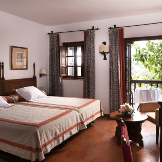 Escapada con Desayuno y Comida o Cena para dos personas en Parador de Tortosa (Tarragona)