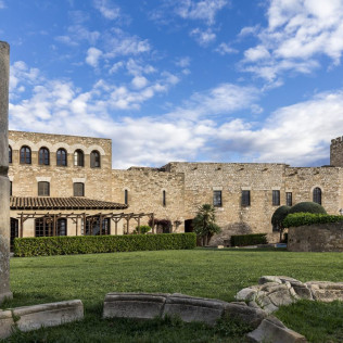 Escapada con Desayuno y Comida o Cena para dos personas en Parador de Tortosa (Tarragona)