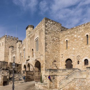 Escapada con Desayuno y Comida o Cena para dos personas en Parador de Tortosa (Tarragona)