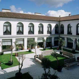 Escapada con Desayuno y Comida o Cena para dos personas en Parador de Trujillo (Cáceres)