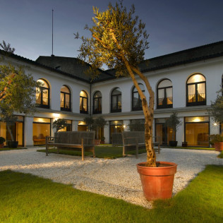Escapada con Desayuno y Comida o Cena para dos personas en Parador de Trujillo (Cáceres)